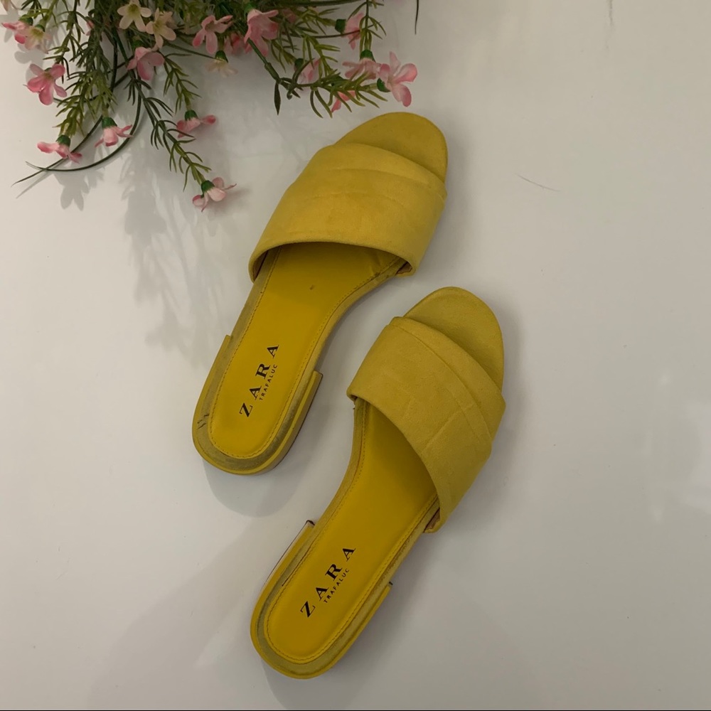 Zara Trafaluc yellow suede sandals 🌼